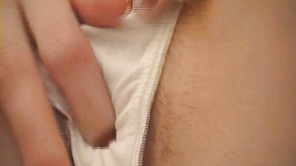Тифани Престън носи горещ чифт клипове с лесбийки бял мрежест найлон, докато мастурбира, докато гледа порно филм