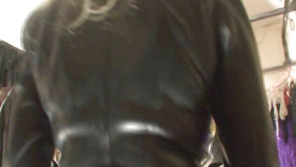Ашли Медисън носи доста оскъдно черно бикини от 2 еротични масажи клипове части, докато позира за снимки